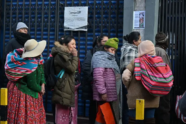 Por qué Bolivia no logra aprovechar su riqueza en litio para superar la crisis económica que sufre 2 La gente hace fila para comprar artículos básicos, 11 de junio de 2025.