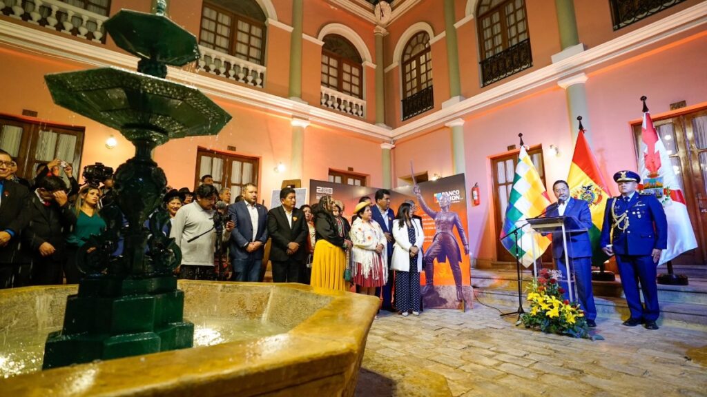 Bolivia celebra su Bicentenario con fuegos artificiales y una multitudinaria serenata en Sucre 1 sucre 2