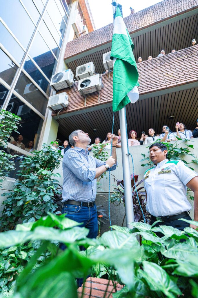 Camacho inicia el mes aniversario de Santa Cruz con el izamiento de la bandera y rememora el aporte del ex alcalde Percy Fernández 1 bande 2
