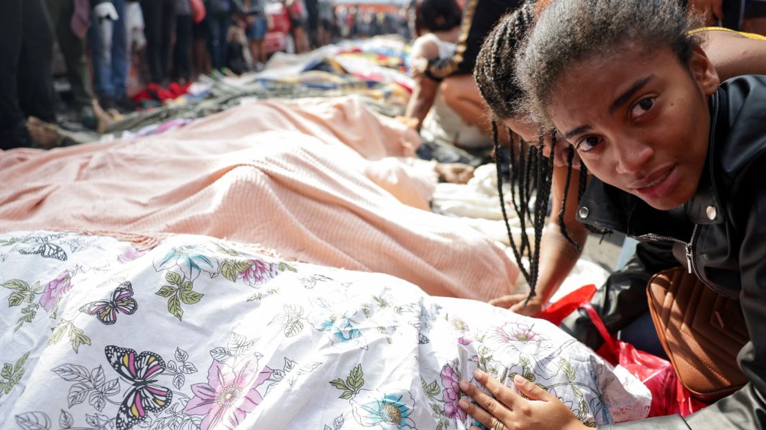 Al menos 132 muertos en Río de Janeiro tras megaoperativo policial 1 Familiares de fallecidos junto a los cuerpos hallados tras el megaoperativo policial en la favela de Penha, en Río de Janeiro.