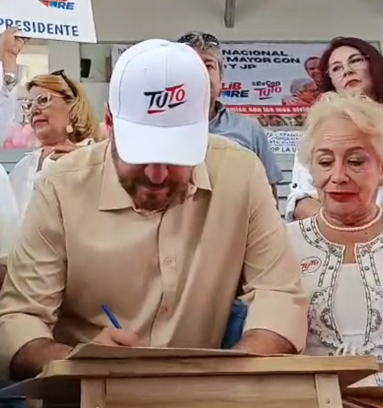 Adultos mayores expresan su respaldo a Tuto Quiroga 1 IMG 9474