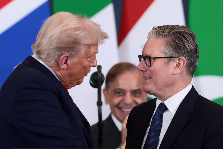 El presidente de Estados Unidos, Donald Trump, habla con el primer ministro británico, Keir Starmer, tras la firma oficial de la primera fase del acuerdo de alto el fuego de Gaza entre Israel y Hamas. Foto Reuters