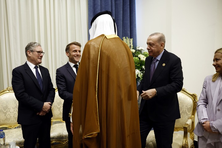 Keir Starmer, Macron, el emir de Qatar Tamim ben Hamad al-Thani, el turco Recep Tayyip Erdogan y Meloni, en Egipto este lunes. Foto: AP