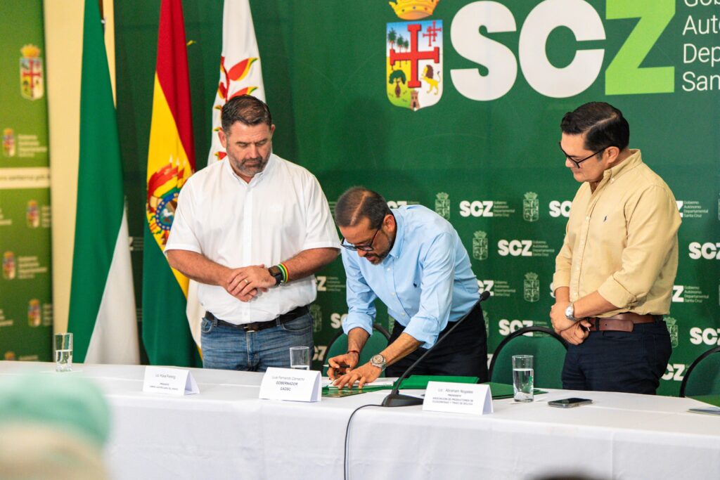 Instituciones cruceñas unen esfuerzos en contra de los avasallamientos de tierras 1 UNE 2