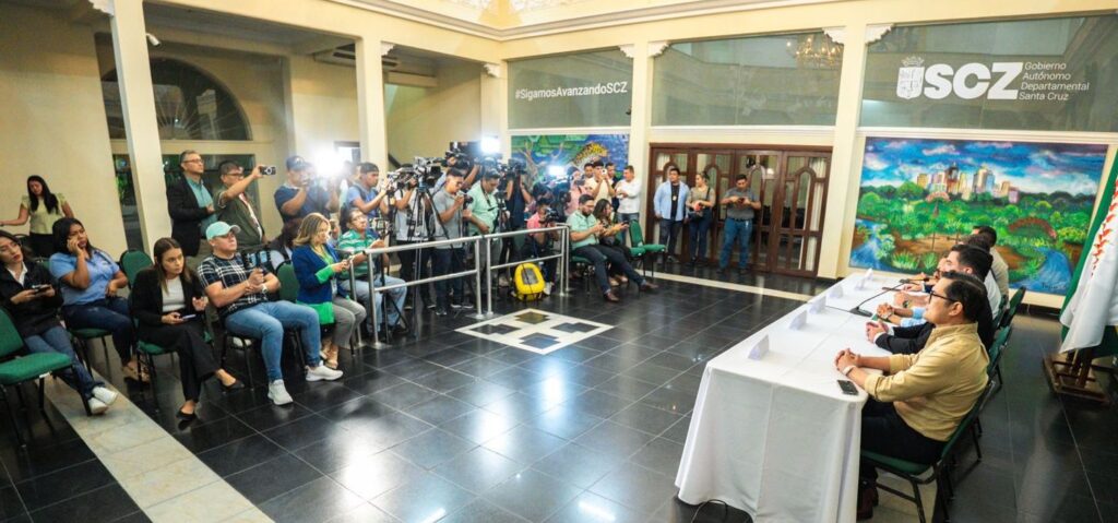 Instituciones cruceñas unen esfuerzos en contra de los avasallamientos de tierras 2 UNE 3