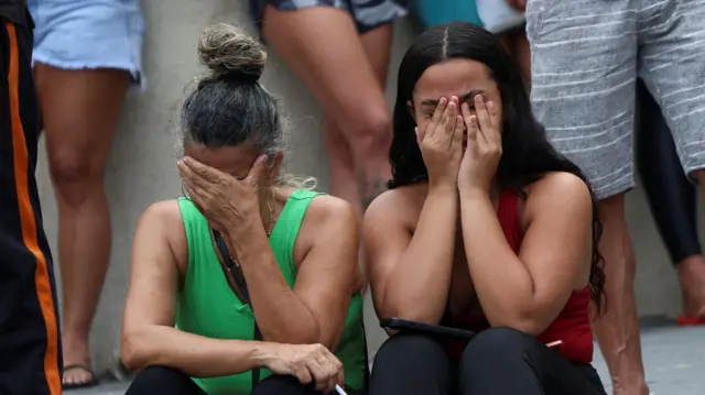 La gente reacciona mientras espera noticias afuera de un hospital el día de un operativo policial contra el narcotráfico en la favela do Penha, en Río de Janeiro, Brasil, el 28 de octubre de 2025. 