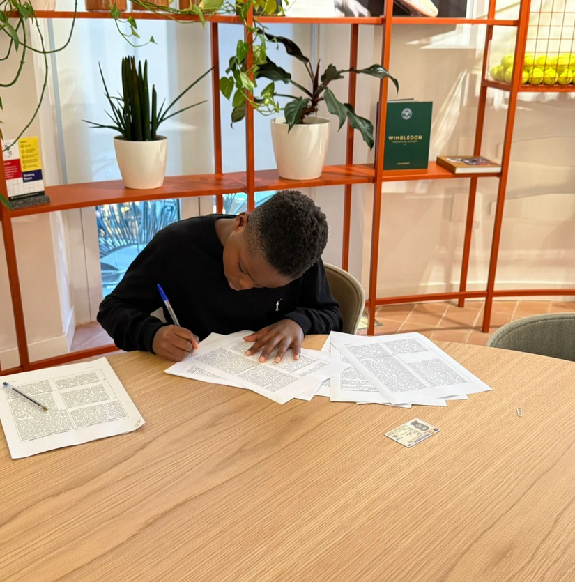 La firma de Destiny Kosiso, el niño prodigio de 12 años del Barcelona que marcó 145 goles: "¿Es ilegal?"