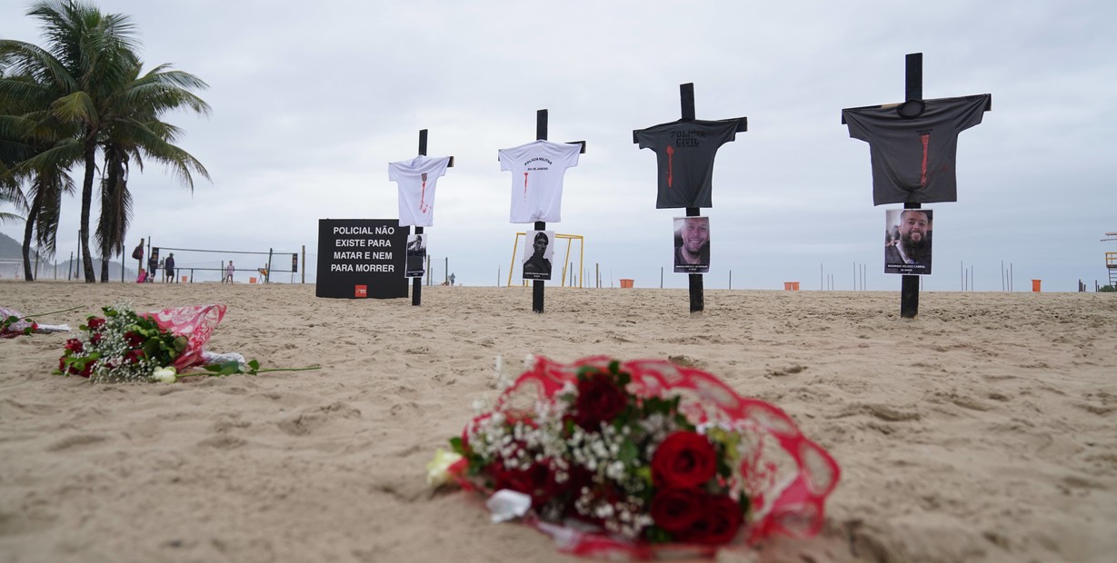 Cuatro cruces en Copacabana recuerdan a los policías muertos durante el operativo del martes en Rio de Janeiro. Foto Juano Tesone / Enviado especial. 