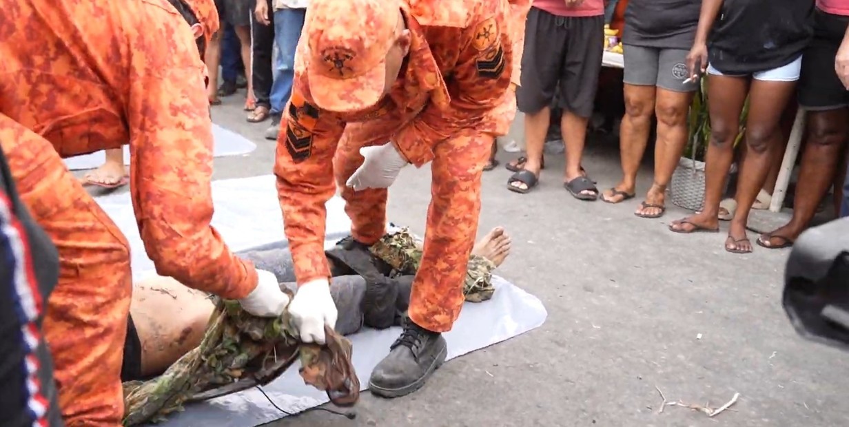 Defensa Civil levanta uno de los cadáveres tras el enfrentamiento en las favelas. Juano Tesone / Enviado especial