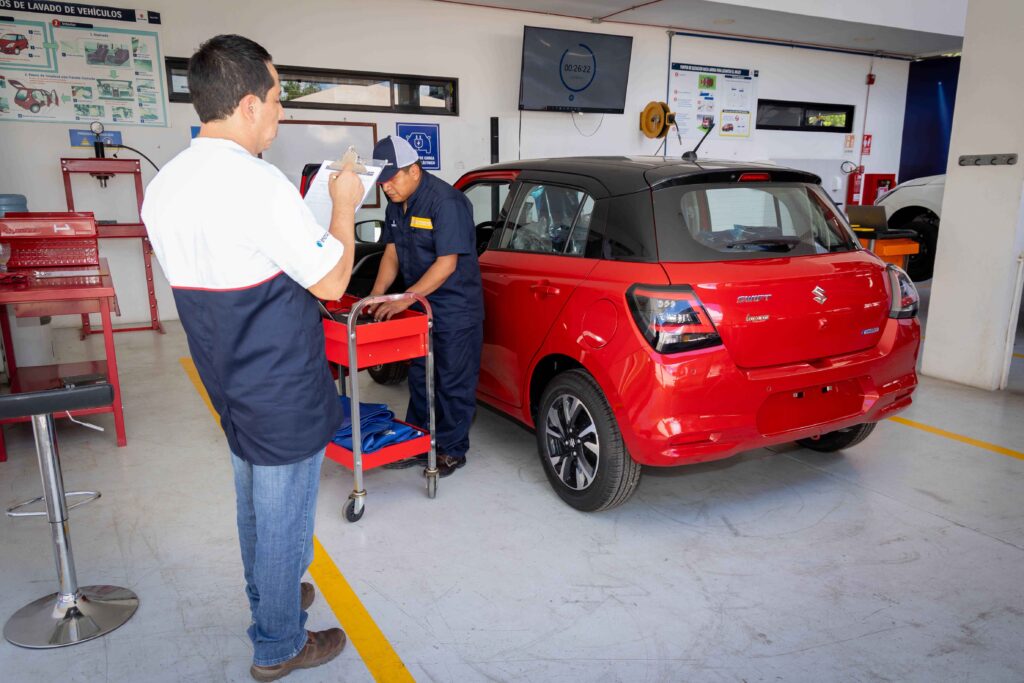 Suzuki corona al mejor técnico mecánico de Bolivia en sus "Olimpiadas Nacionales 2025" 2 su 2