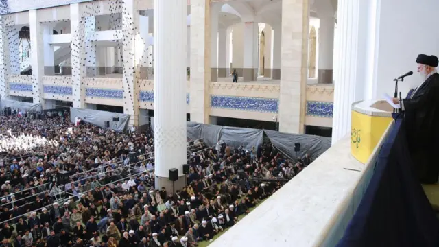 Quién era y cómo ejerció el poder el ayatolá Alí Jamenei, líder supremo de Irán durante casi 4 décadas que murió en ataques de EEUU e Israel 2 El líder supremo iraní, el ayatolá Ali Jamenei, sostiene un rifle mientras dirige la oración del viernes en la mezquita Imam Khomeini Musalla en Teherán, Irán, en octubre de 2024.