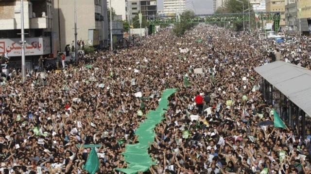 Quién era y cómo ejerció el poder el ayatolá Alí Jamenei, líder supremo de Irán durante casi 4 décadas que murió en ataques de EEUU e Israel 6 Manifestantes en Teherán tras las elecciones de 2009.