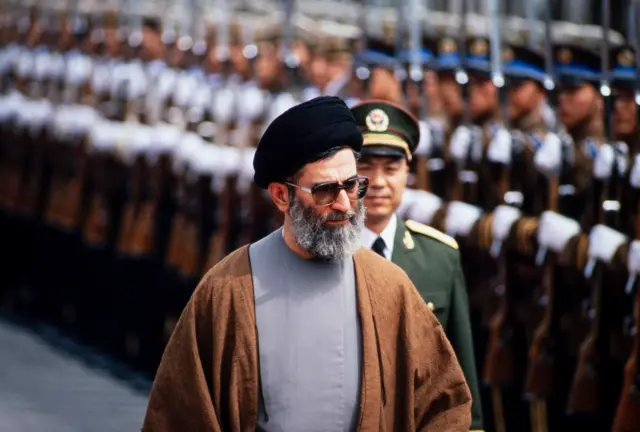 Quién era y cómo ejerció el poder el ayatolá Alí Jamenei, líder supremo de Irán durante casi 4 décadas que murió en ataques de EEUU e Israel 5 Jamenei en Pekín en 1989 antes de convertirse en líder supremo.