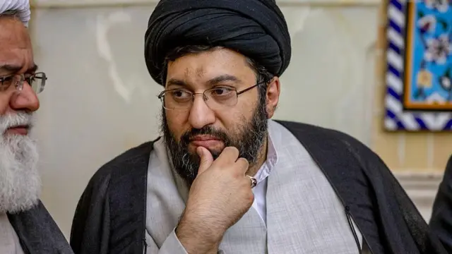 Quién era y cómo ejerció el poder el ayatolá Alí Jamenei, líder supremo de Irán durante casi 4 décadas que murió en ataques de EEUU e Israel 10 Seyyed Meysam Hosseini Khamenei, el hijo menor del líder supremo de Irán, Ali Khamenei, en mayo de 2017 en Teherán, Irán.