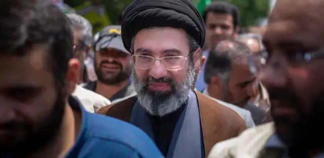 Quién era y cómo ejerció el poder el ayatolá Alí Jamenei, líder supremo de Irán durante casi 4 décadas que murió en ataques de EEUU e Israel 9 Mojtaba Khamenei asistiendo a una manifestación en Teherán en 2019.