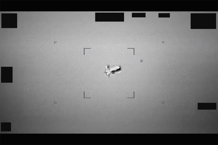 Esta imagen, identificada como "foto B2 del FBI" del Departamento de Defensa, muestra una "imagen fija infrarroja captada de un objeto no identificado sobre el oeste de Estados Unidos en diciembre de 2025", según el Departamento de Defensa. Foto: Departamento de Defensa (war.gov/UFO/)