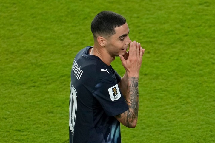 Miguel Almirón se tapó la boca para hablarle a un jugador de Turquía. (AP)