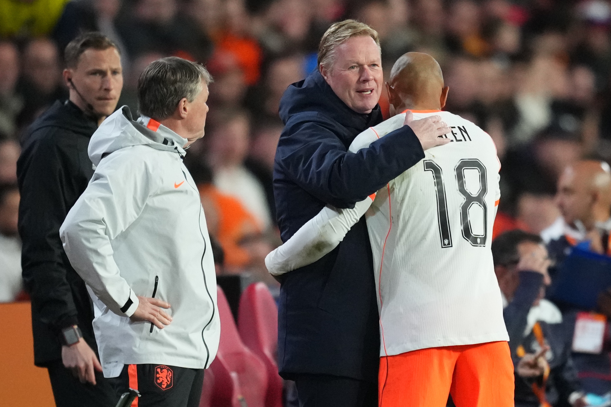 Koeman y Malen se abrazan en un cambio.
