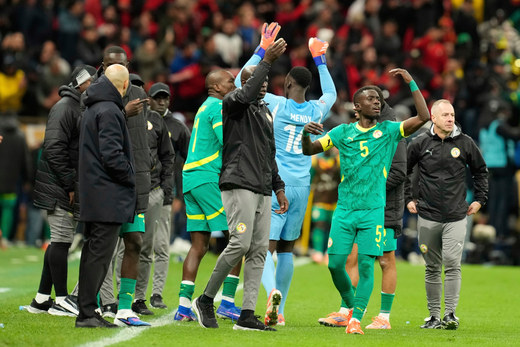 Los jugadores de Senegal se marchan de la final de la Copa África ante Marruecos.