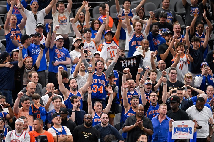 Las tribunas de San Antonio, copadas por los hinchas de los Knicks. Foto: AP Photo / Darren Abate.