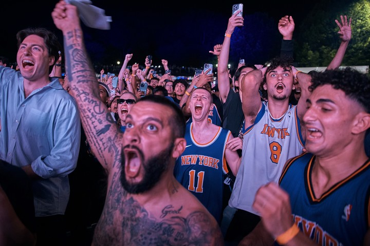 La reacción de los hinchas en Nueva York tras consumarse la victoria. Foto: AP Photo/Andres Kudacki.