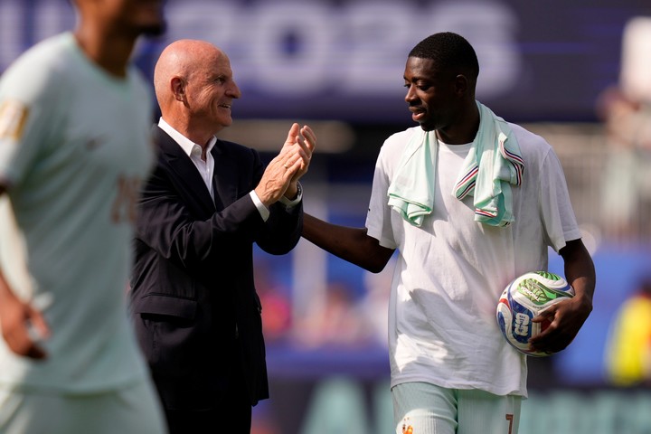 Dembelé se llevó la pelota de Boston. (AP Photo/Charles Krupa)