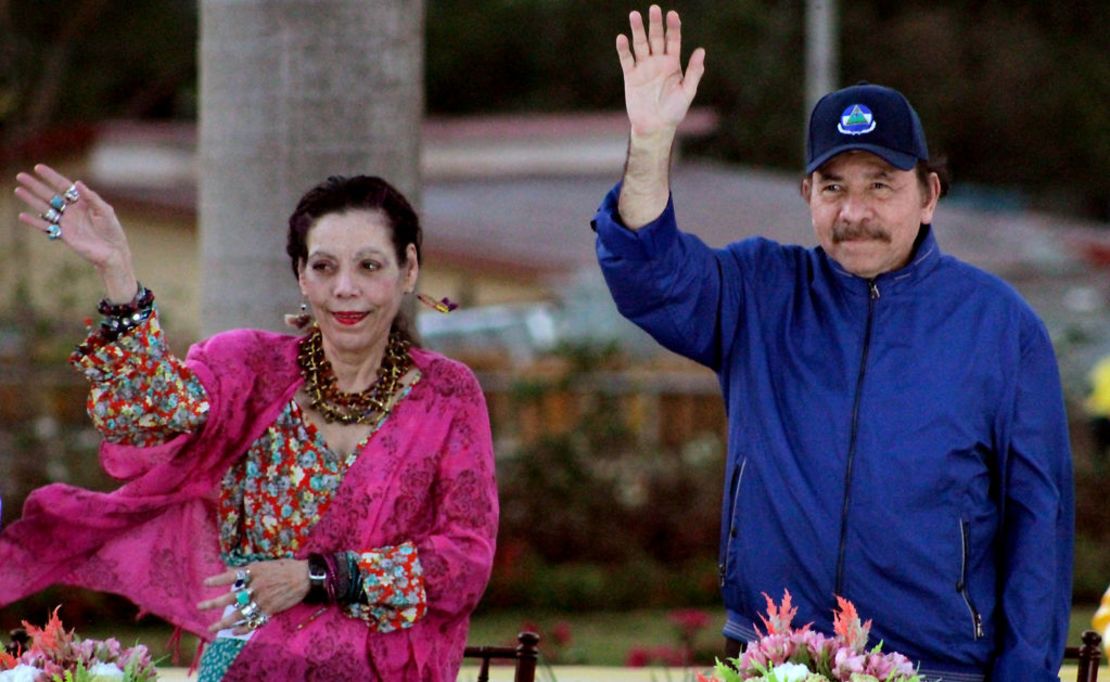 Ortega dijo públicamente que Nicaragua no tendrá más elecciones, pero su poder enfrenta varios desafíos 4 Daniel Ortega (D) y su esposa, Rosario Murillo, saludan a la multitud durante la inauguración del paso elevado de Nejapa en Managua el 21 de marzo de 2019.