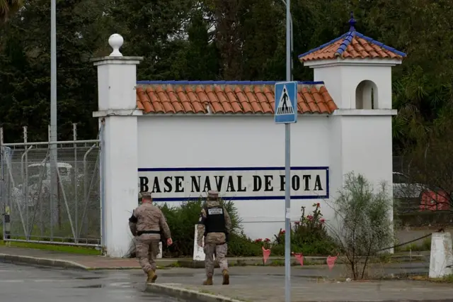 "Es una causa perdida, un socio terrible en la OTAN": Trump carga contra España y amenaza con una ruptura comercial 2 Dos militares caminan frente a la entrada a la Base Naval de Rota