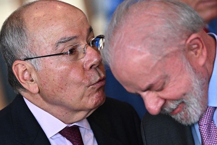 El canciller brasileño Mauro Vieira junto a Lula da Silva. Foto: EFE