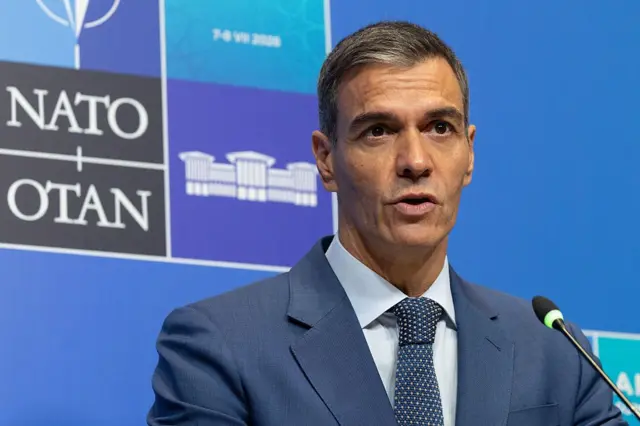 "Es una causa perdida, un socio terrible en la OTAN": Trump carga contra España y amenaza con una ruptura comercial 1 Pedro Sánchez, presidente del gobierno español, habla durante la cumbre de la OTAN en Turquía. Viste traje azul con corbata azul y camisa clara.