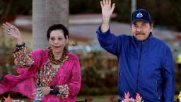 Ortega dijo públicamente que Nicaragua no tendrá más elecciones, pero su poder enfrenta varios desafíos 3 Daniel Ortega (D) y su esposa, Rosario Murillo, saludan a la multitud durante la inauguración del paso elevado de Nejapa en Managua el 21 de marzo de 2019.
