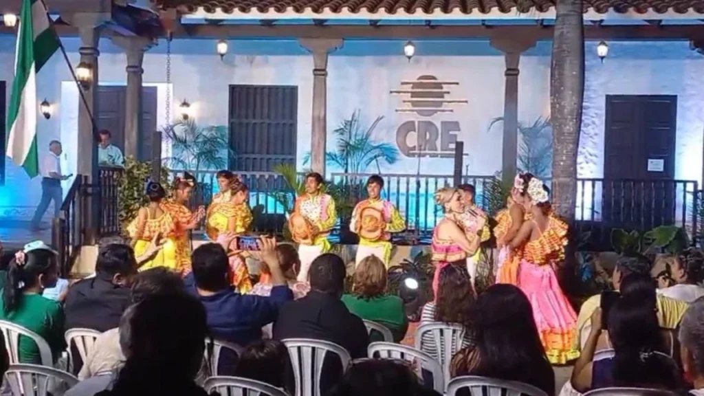 CRE encendió la noche cruceña con música, danza y sabores tradicionales 1 CRE 1