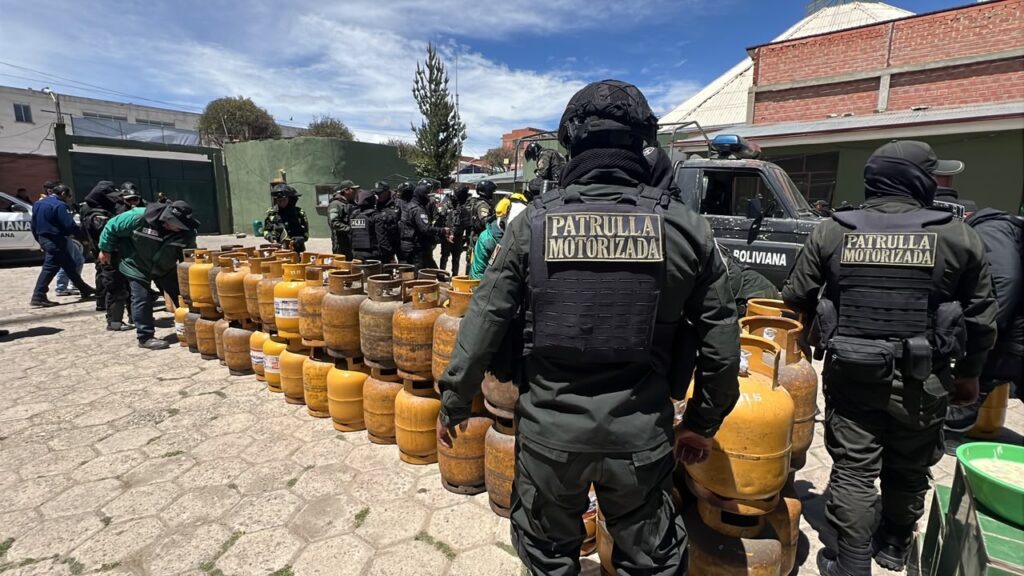 ANH y YPFB decomisan 300 garrafas de GLP y 250 litros de combustibles líquidos en la Terminal de El Alto 1 fbdbfaad 67fc 4038 80cd 1124907713ed