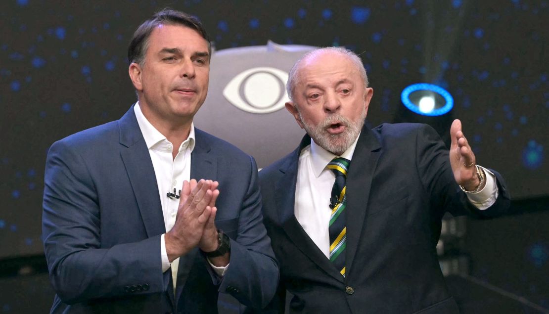 ¿Quién es el candidato favorito para ganar la presidencia en Brasil? Esto dicen las encuestas sobre Lula y Flávio Bolsonaro 1 Flávio Bolsonaro y Lula da Silva, candidatos de la segunda vuelta presidencial en Brasil, en el debate del 18 de octubre en Sao Paulo.