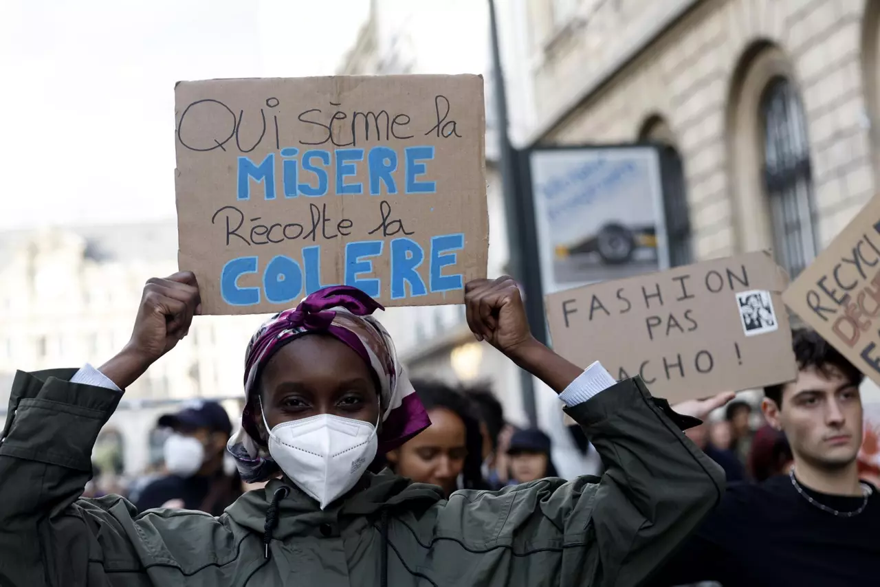 Una manifestante en París. Foto: EFE